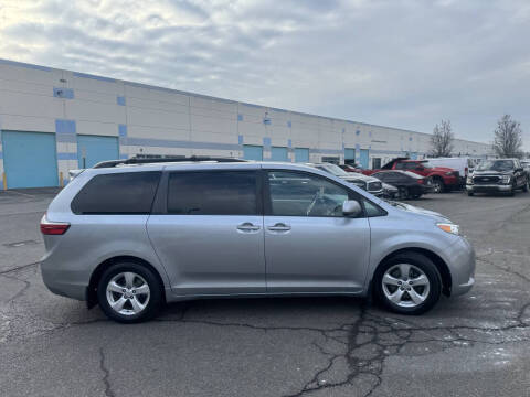 2015 Toyota Sienna LE 7-Passenger Auto Access Seat