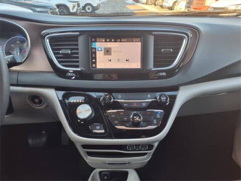 2024 Chrysler Voyager LX