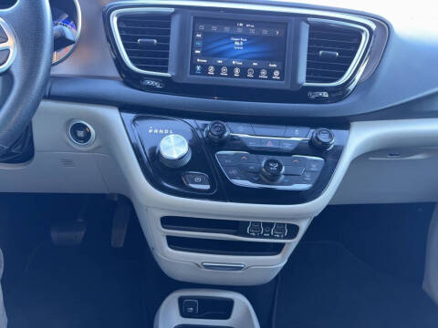 2021 Chrysler Voyager LX