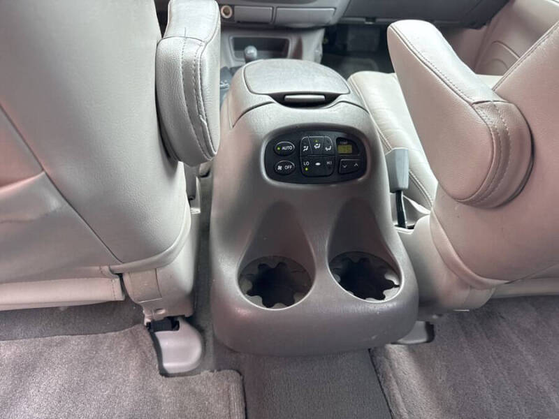 2004 Toyota Sequoia SR5