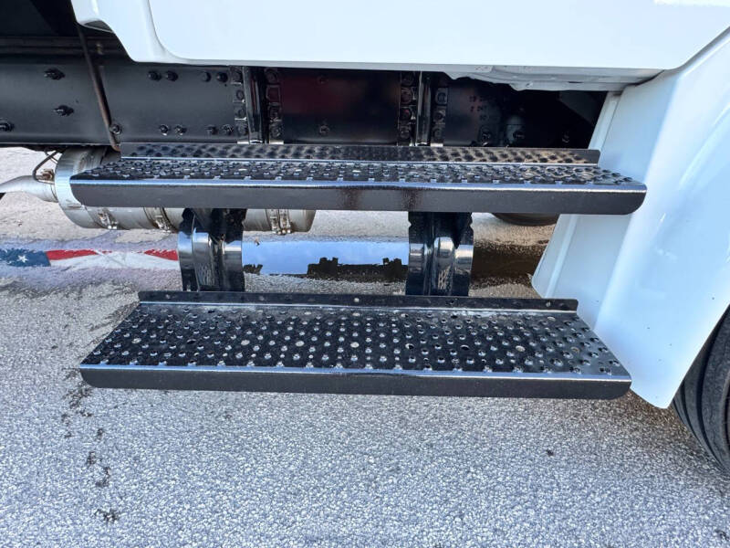 2023 Freightliner M2 106