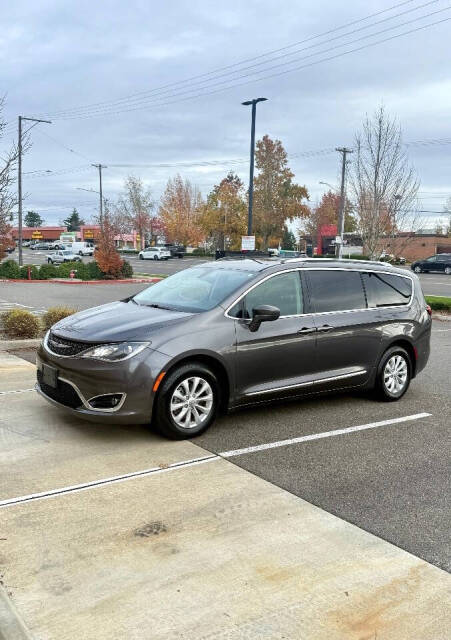 2018 Chrysler Pacifica Touring L's photo