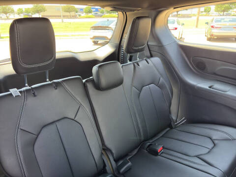 2027 Chrysler Pacifica Select
