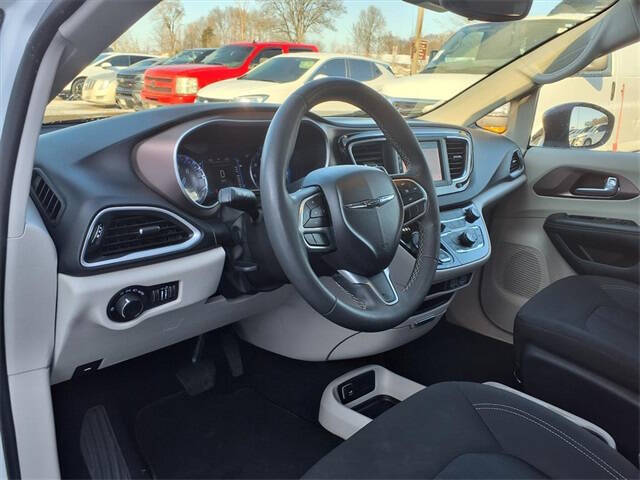 2024 Chrysler Voyager LX