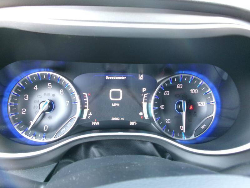 White 2025 Chrysler Pacifica Select Select 4dr Mini-Van 16