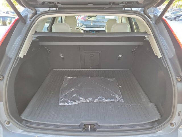 2024 Volvo XC60 B5 Core Dark Theme