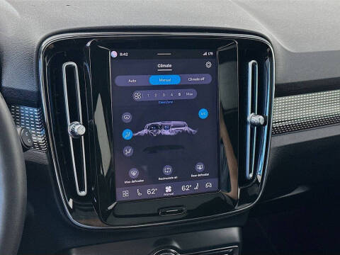 2023 Volvo XC40 B5 Plus Dark Theme