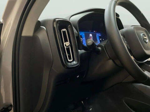 2025 Volvo XC40 B5 Plus Bright Theme