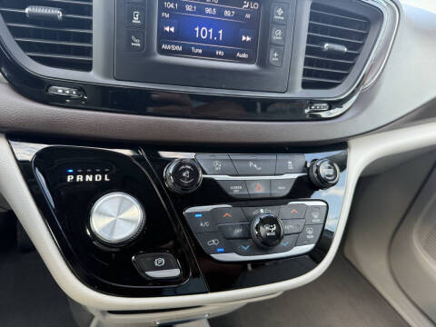 2017 Chrysler Pacifica Touring-L