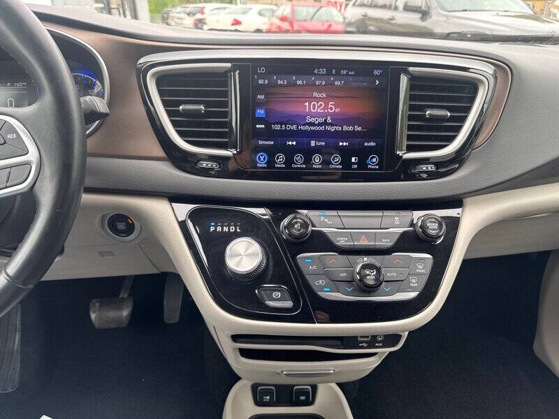 2017 Chrysler Pacifica Touring-L