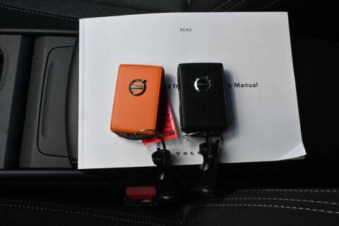 2025 Volvo XC40 B5 Core Bright Theme