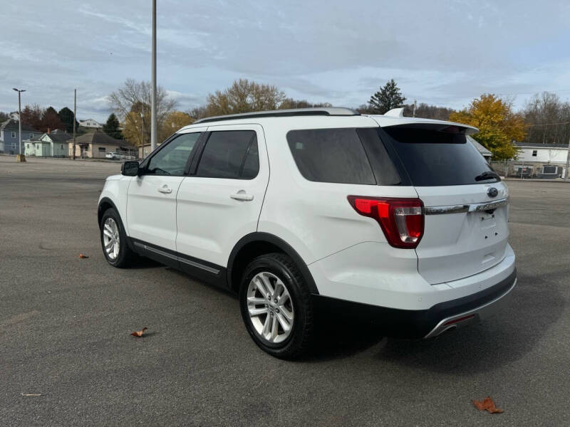 2017 Ford Explorer XLT photo 2