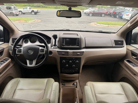 2011 Volkswagen Routan SE