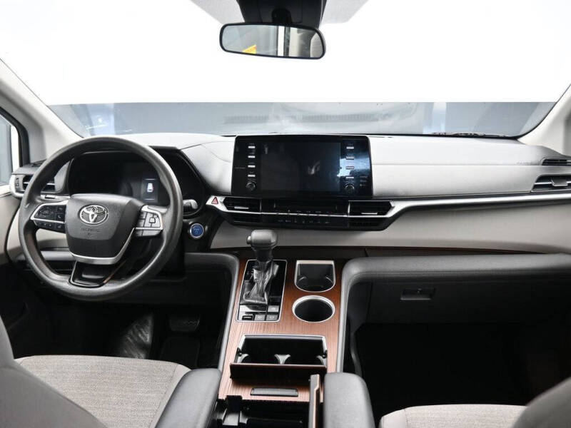 2021 Toyota Sienna LE 8-Passenger