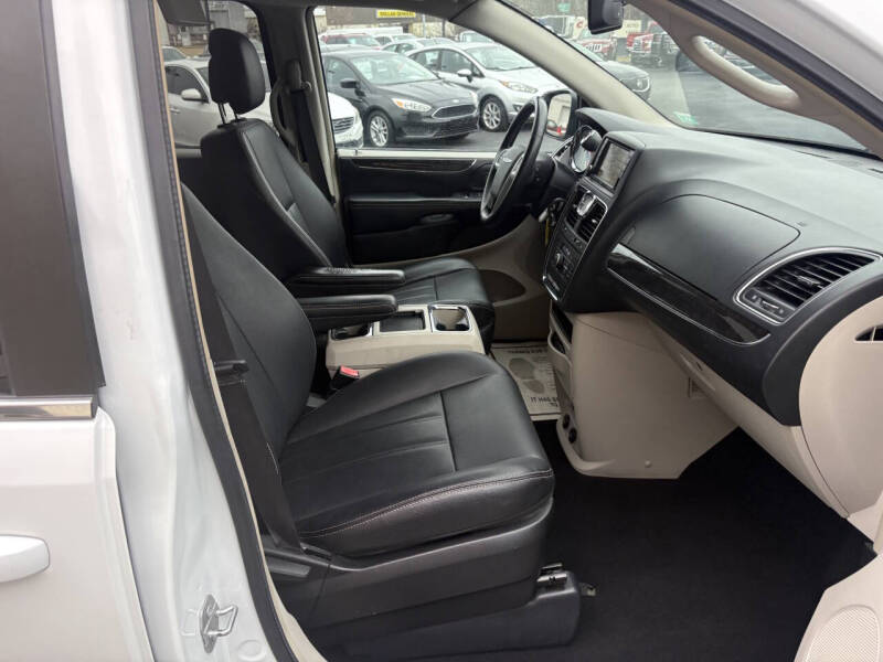 2016 Chrysler Town and Country Touring