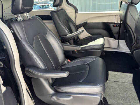 2024 Chrysler Pacifica Plug-In Hybrid Select