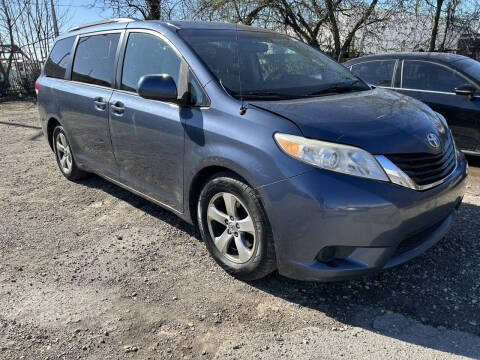 2013 Toyota Sienna LE 8-Passenger