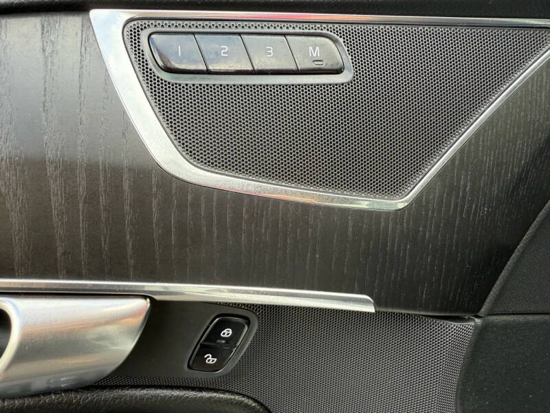 2020 Volvo XC90 T6 Momentum 6-Passenger