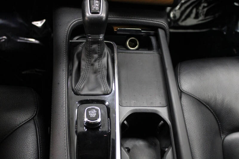 2022 Volvo XC90 T6 Momentum 6-Passenger