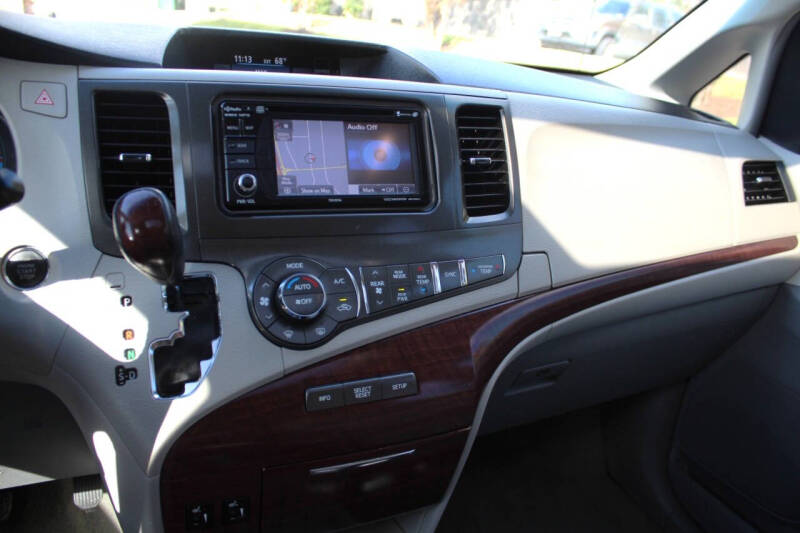 2013 Toyota Sienna XLE 7-Passenger Auto Access Seat