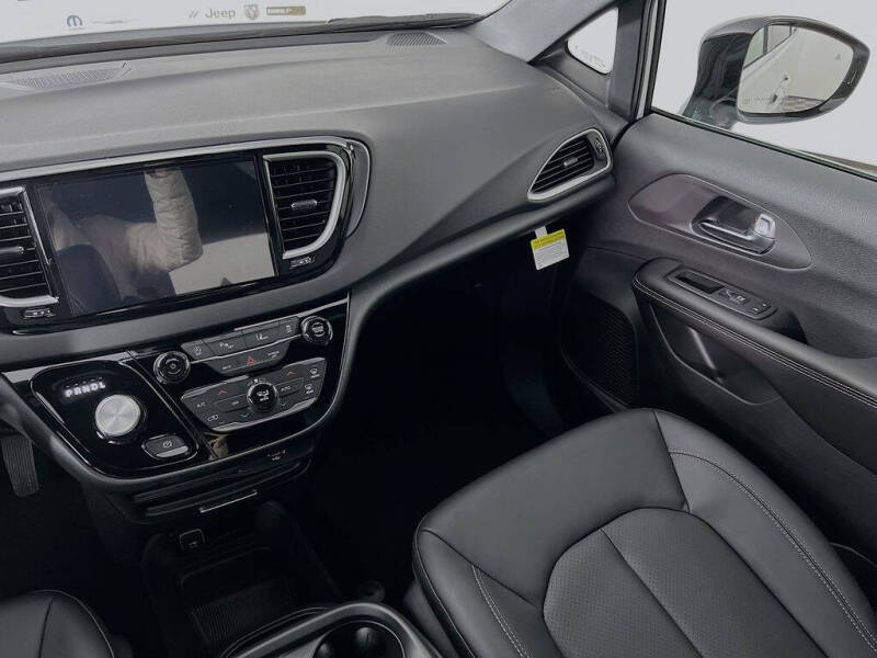 2026 Chrysler Voyager LX