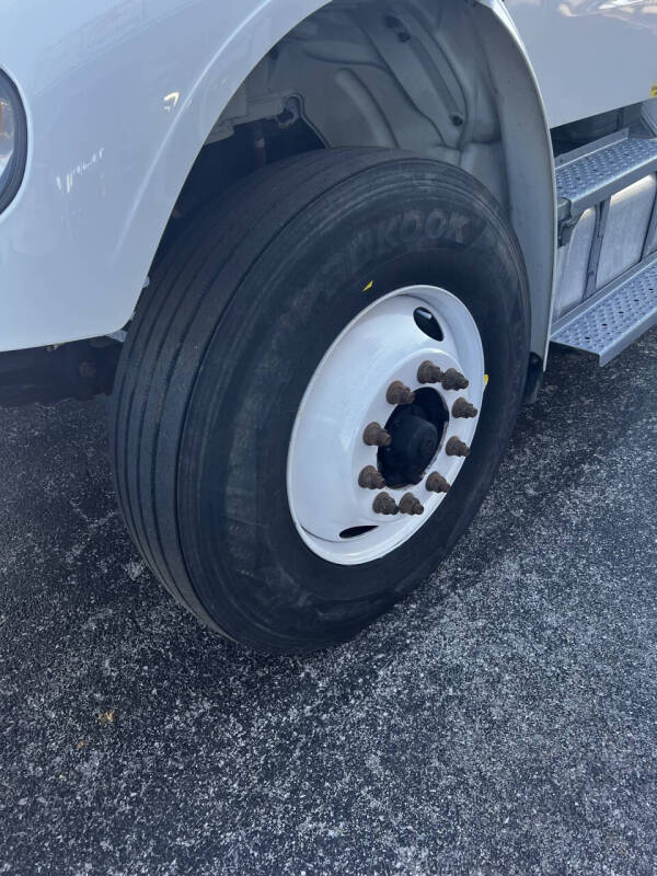 2019 Freightliner M2 106