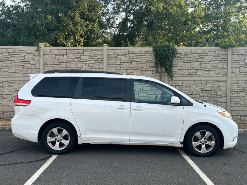 2011 Toyota Sienna LE photo 4