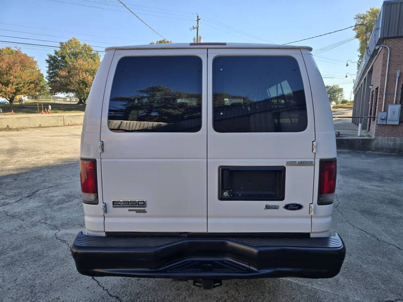 2010 Ford E-Series Econoline Wagon XLT photo 8