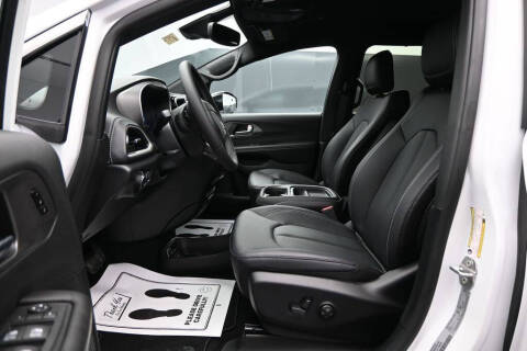 2027 Chrysler Pacifica Select