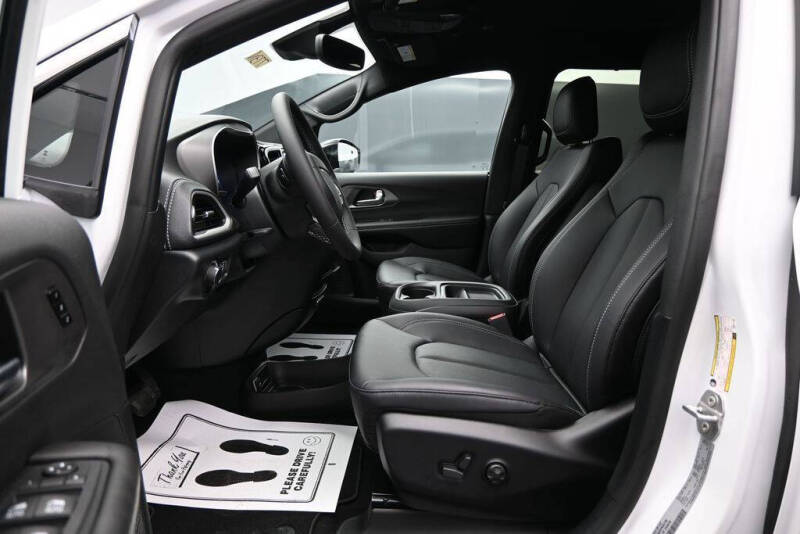 2027 Chrysler Pacifica Select