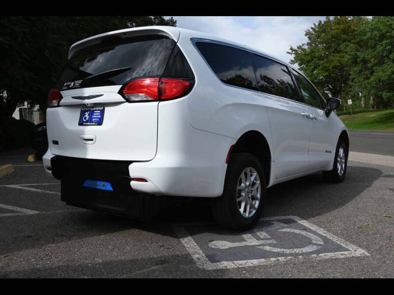 2023 Chrysler Voyager LX