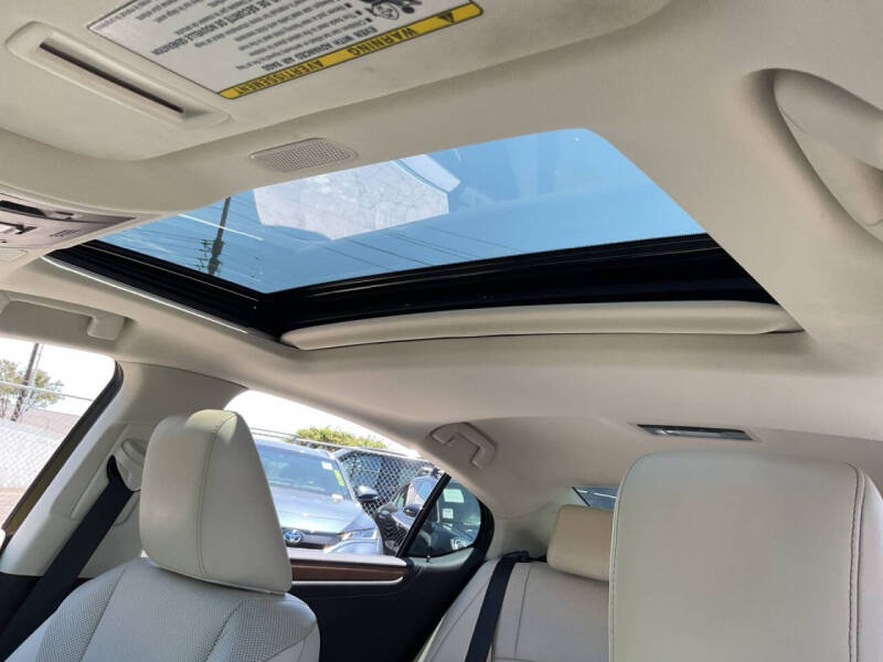 2025 Lexus ES 300h