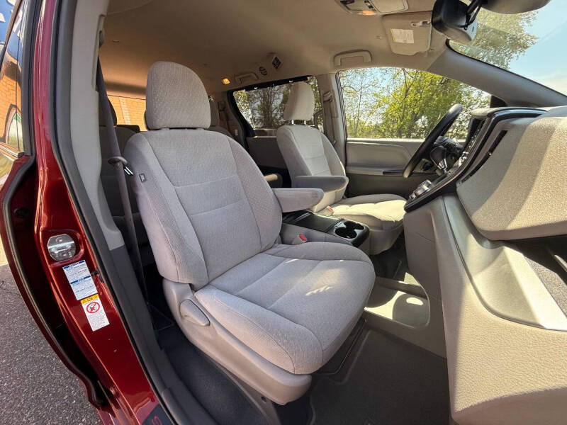 2019 Toyota Sienna LE 7-Passenger