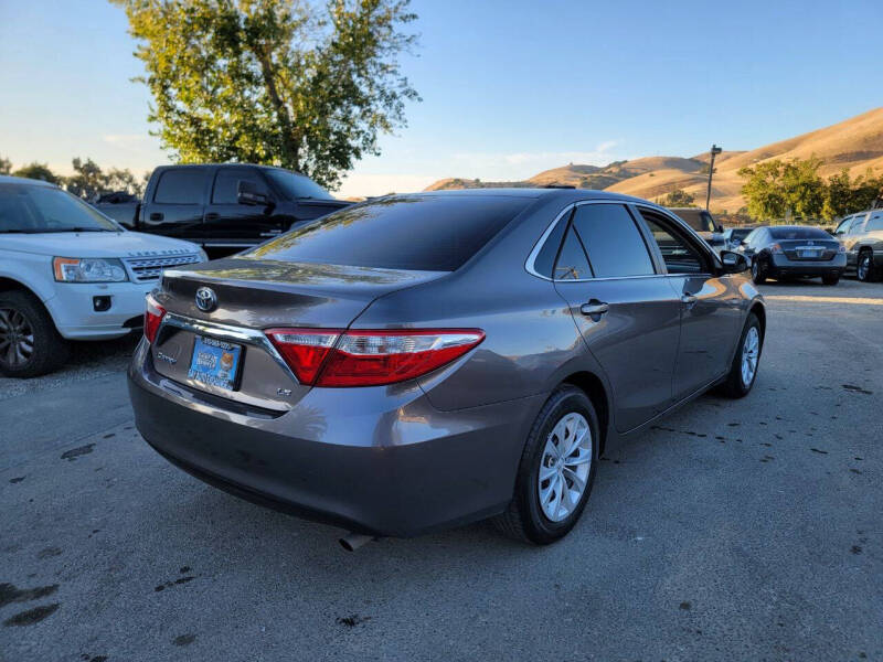 2017 Toyota Camry LE photo 5