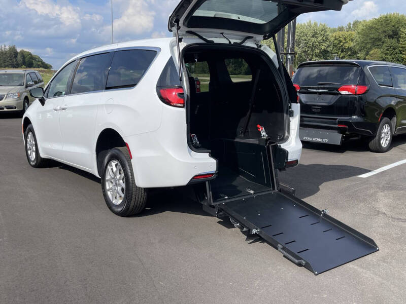 2025 Chrysler Pacifica Select