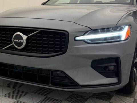 2024 Volvo S60 B5 Core Dark Theme