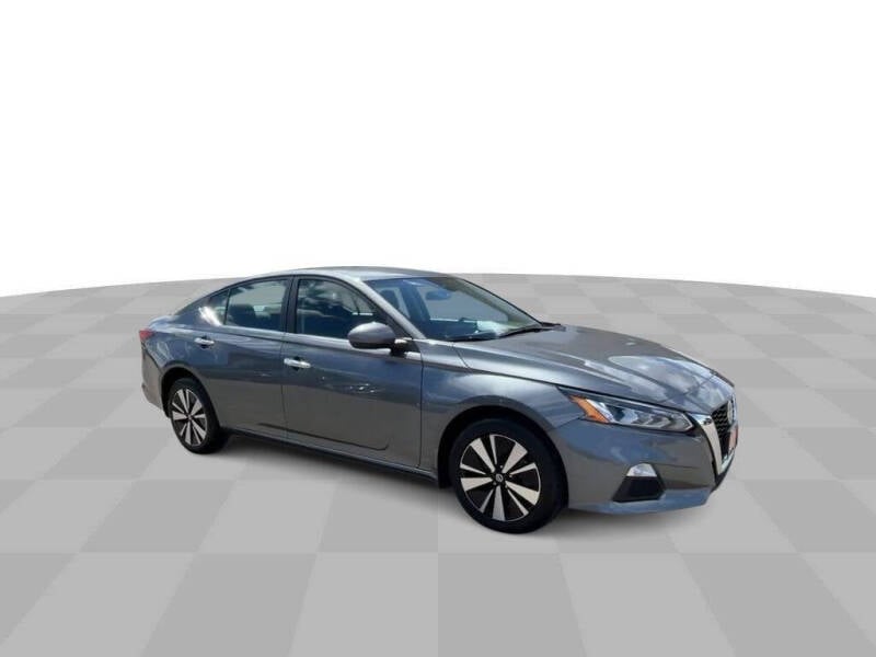 Used 2022 Nissan Altima SV with VIN 1N4BL4DW3NN396771 for sale in Hazel Green, WI