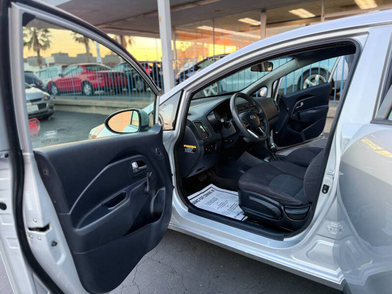 2016 Kia Rio 5-Door LX