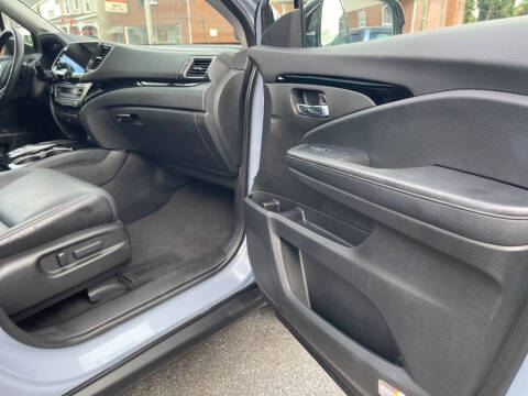 2022 Honda Pilot Touring w/Rear Captain's Chairs