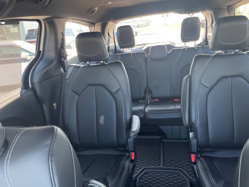 2025 Chrysler Pacifica Select