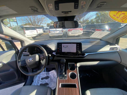 2022 Toyota Sienna LE 8-Passenger