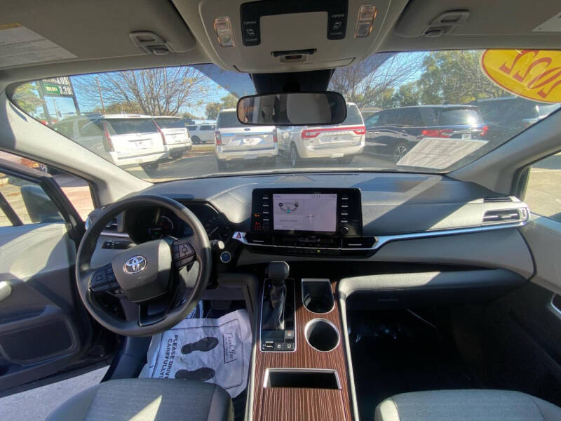 2022 Toyota Sienna LE 8-Passenger