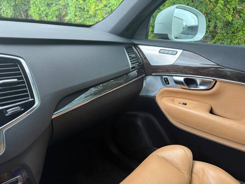2018 Volvo XC90 T6 Momentum