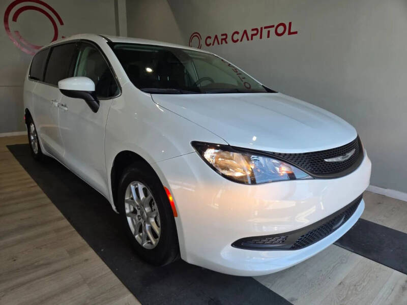 2023 Chrysler Voyager LX's photo