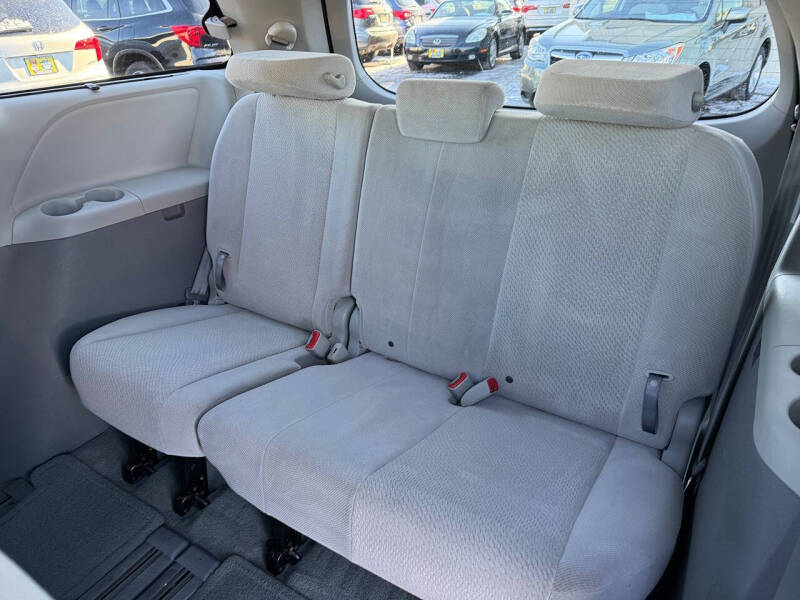 2012 Toyota Sienna LE 8-Passenger