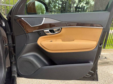 2016 Volvo XC90 T6 Momentum