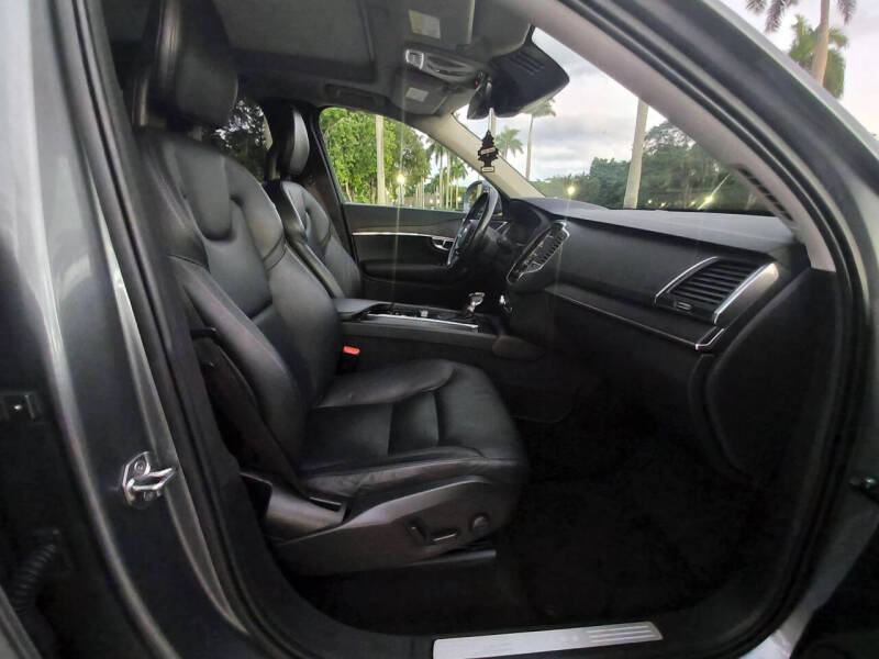 2020 Volvo XC90 T5 Momentum