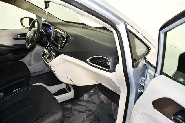 2022 Chrysler Voyager LX