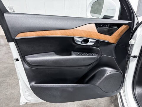 2021 Volvo XC90 T6 Momentum 7-Passenger
