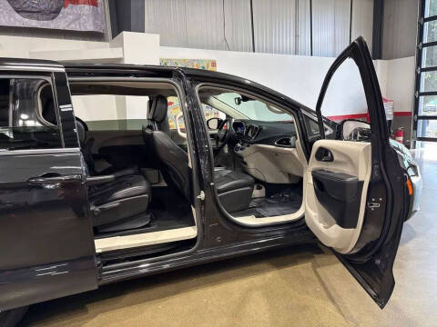 2024 Chrysler Pacifica Plug-In Hybrid Select